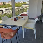 アパート Family Close To With Restaurant ブロダリツァ