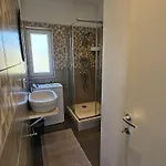 アパート Family Close To With Restaurant ブロダリツァ