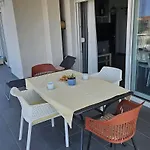 Family Close To With Restaurant アパート