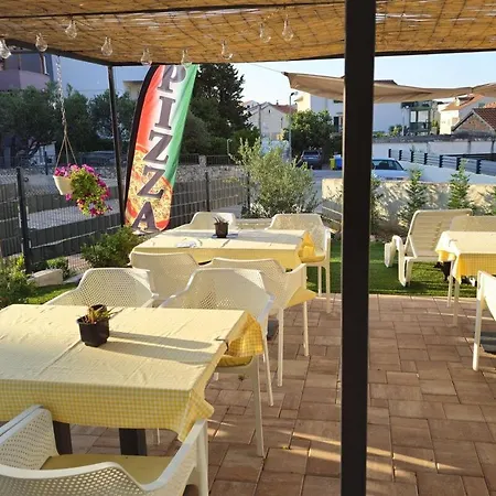 Near The - Spacious 2-bedroom Penthouse With Large Terrace Apartman Brodarica