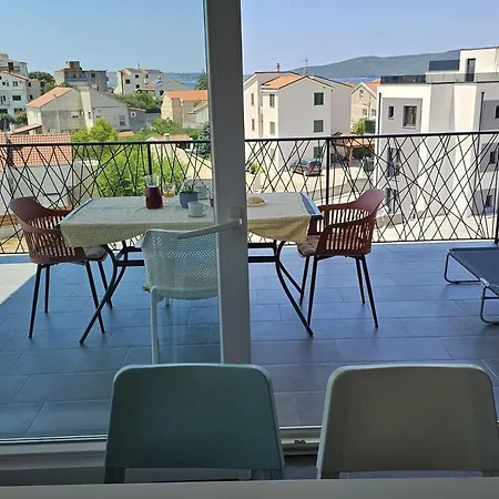 Near The - Spacious 2-bedroom Penthouse With Large Terrace Apartman Brodarica