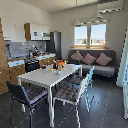 Near The - Spacious 2-bedroom Penthouse With Large Terrace