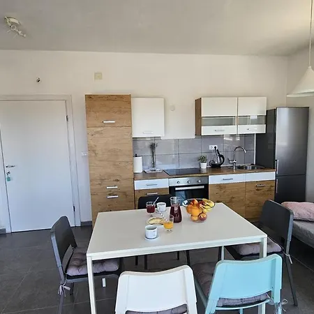 Whitehouse Family - Close To With Restaurant * Brodarica (Sibenik-Knin)