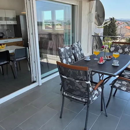 Whitehouse Family - Close To With Restaurant Apartamento