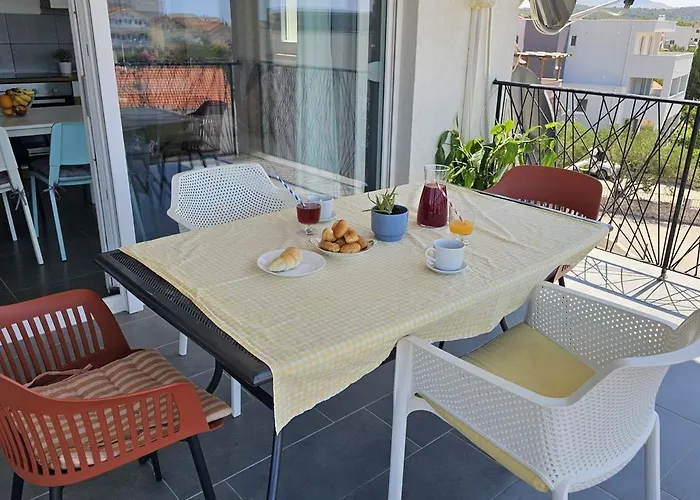 Near The - Spacious 2-bedroom Penthouse With Large Terrace