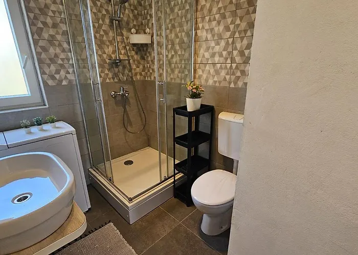 Near The - Spacious 2-bedroom Penthouse With Large Terrace