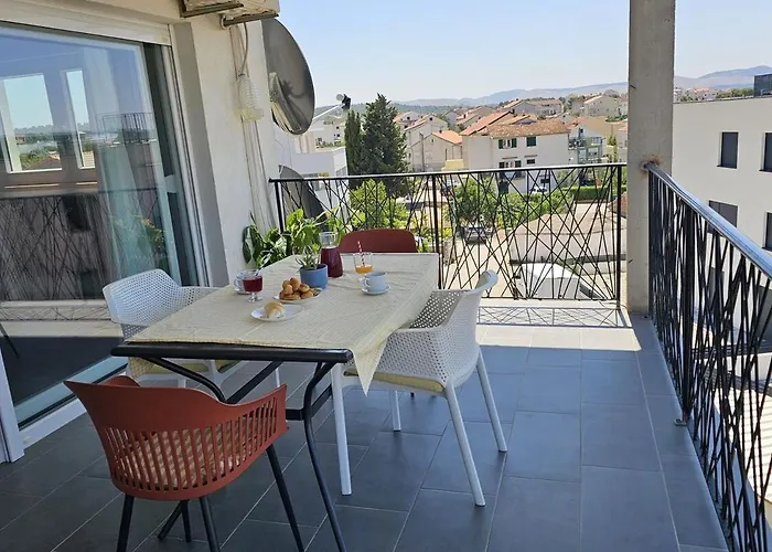 Apartman Near The - Spacious 2-bedroom Penthouse With Large Terrace