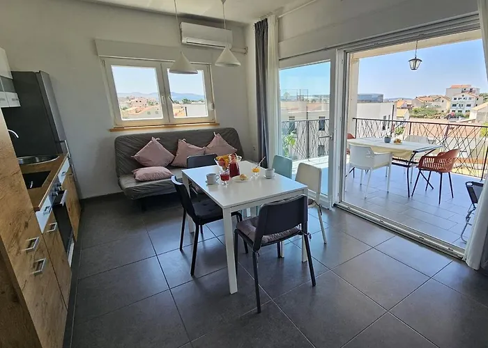 Near The - Spacious 2-bedroom Penthouse With Large Terrace