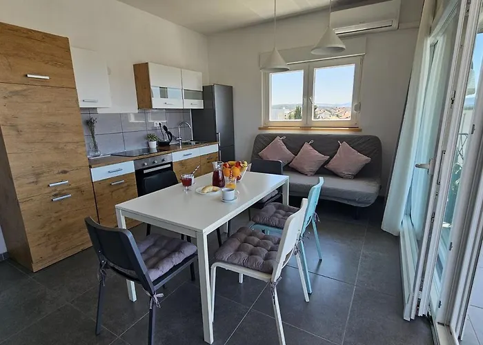 Near The - Spacious 2-bedroom Penthouse With Large Terrace